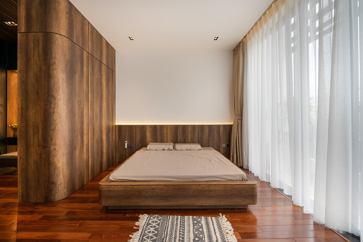 Phòng ngủ chính đơn giản nhưng đầy ấm áp với gam màu nâu của gỗ.