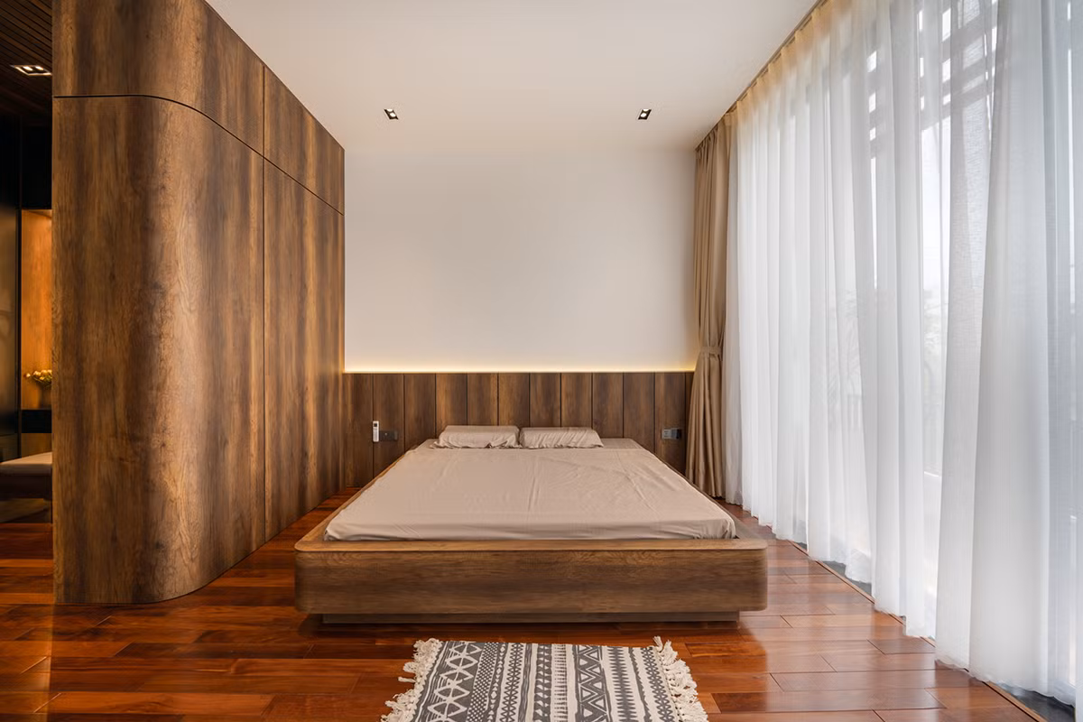 Phòng ngủ chính đơn giản nhưng đầy ấm áp với gam màu nâu của gỗ.