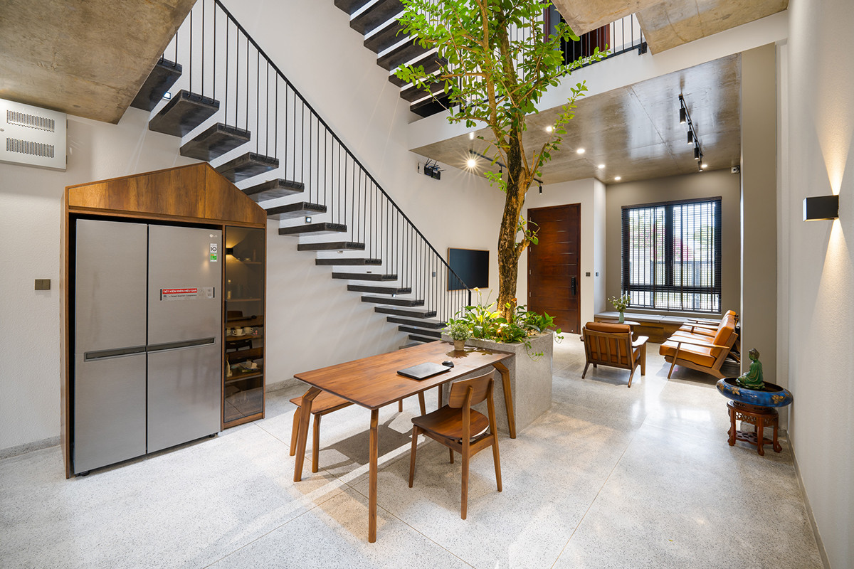 Bàn ăn được đặt giữa nhà ngay dưới ô giếng trời, thể hiện tính kết nối cao.