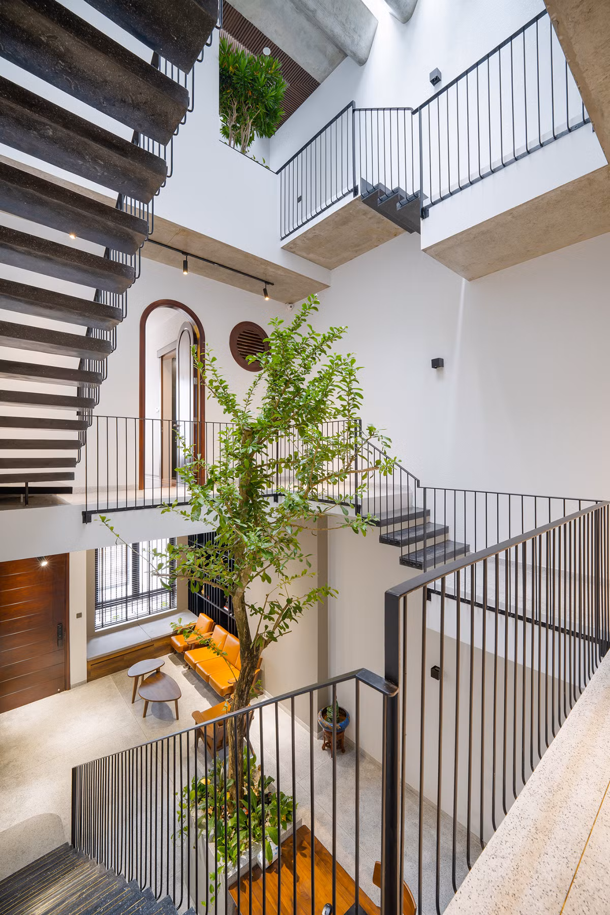 Với thiết kế này, gia chủ không bị khó chịu vì sự chói chang khi sinh hoạt tại bàn ăn vào những giờ trưa nắng.