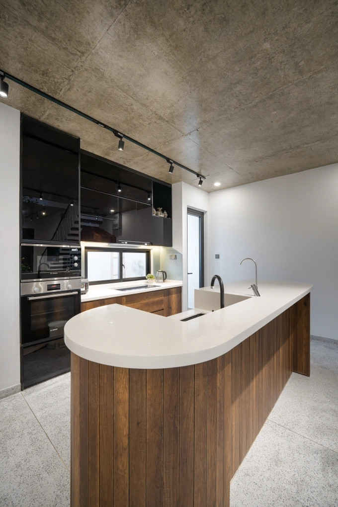 Gian bếp với nhiều thiết bị cao cấp. Nguồn ảnh: Phong Đặng/SBS House