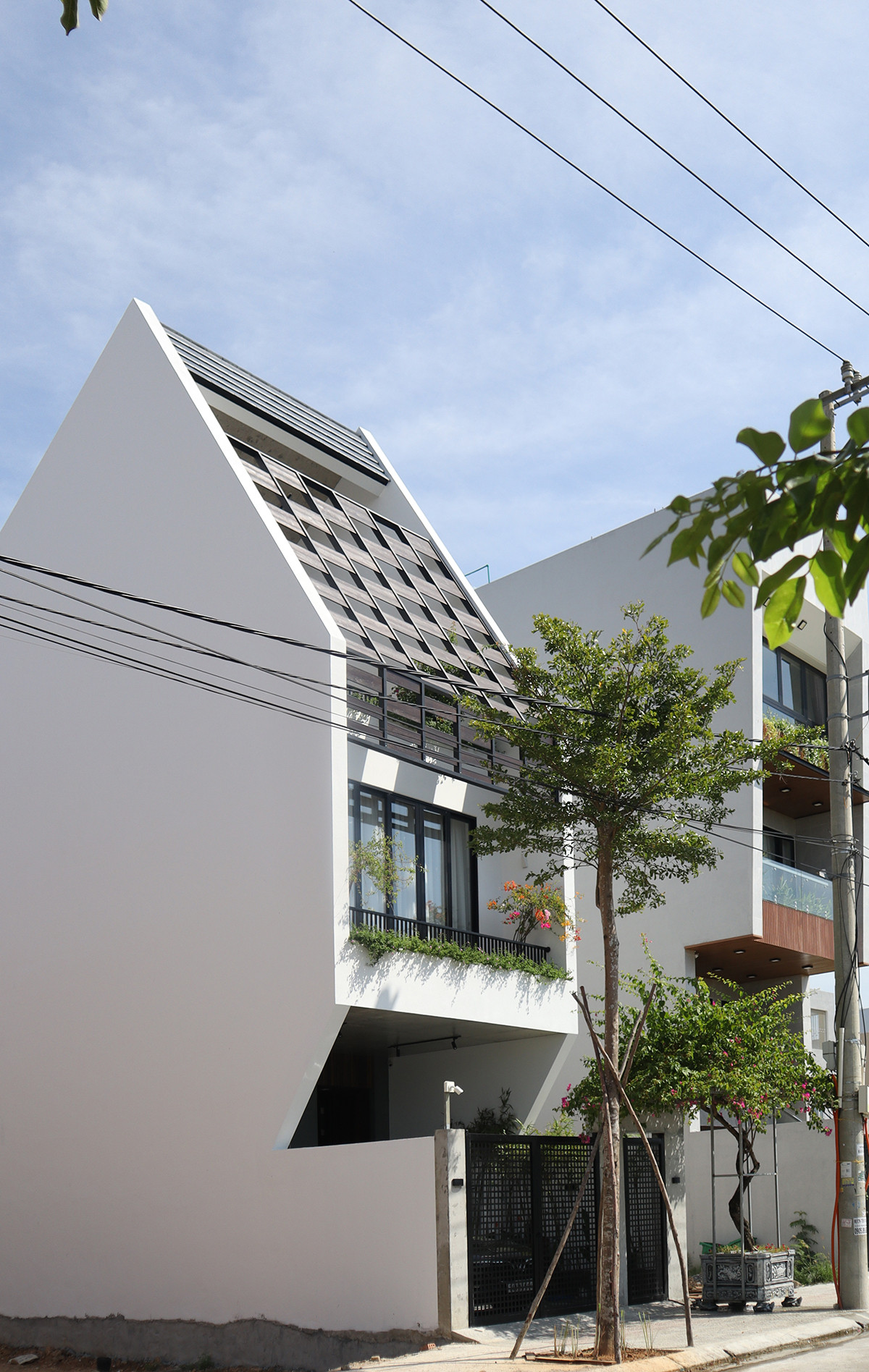 Theo đó, kiến trúc sư lên ý tưởng xây dựng một ngôi nhà phố có hệ mái được thiết kế theo lối kiến trúc Hội An.