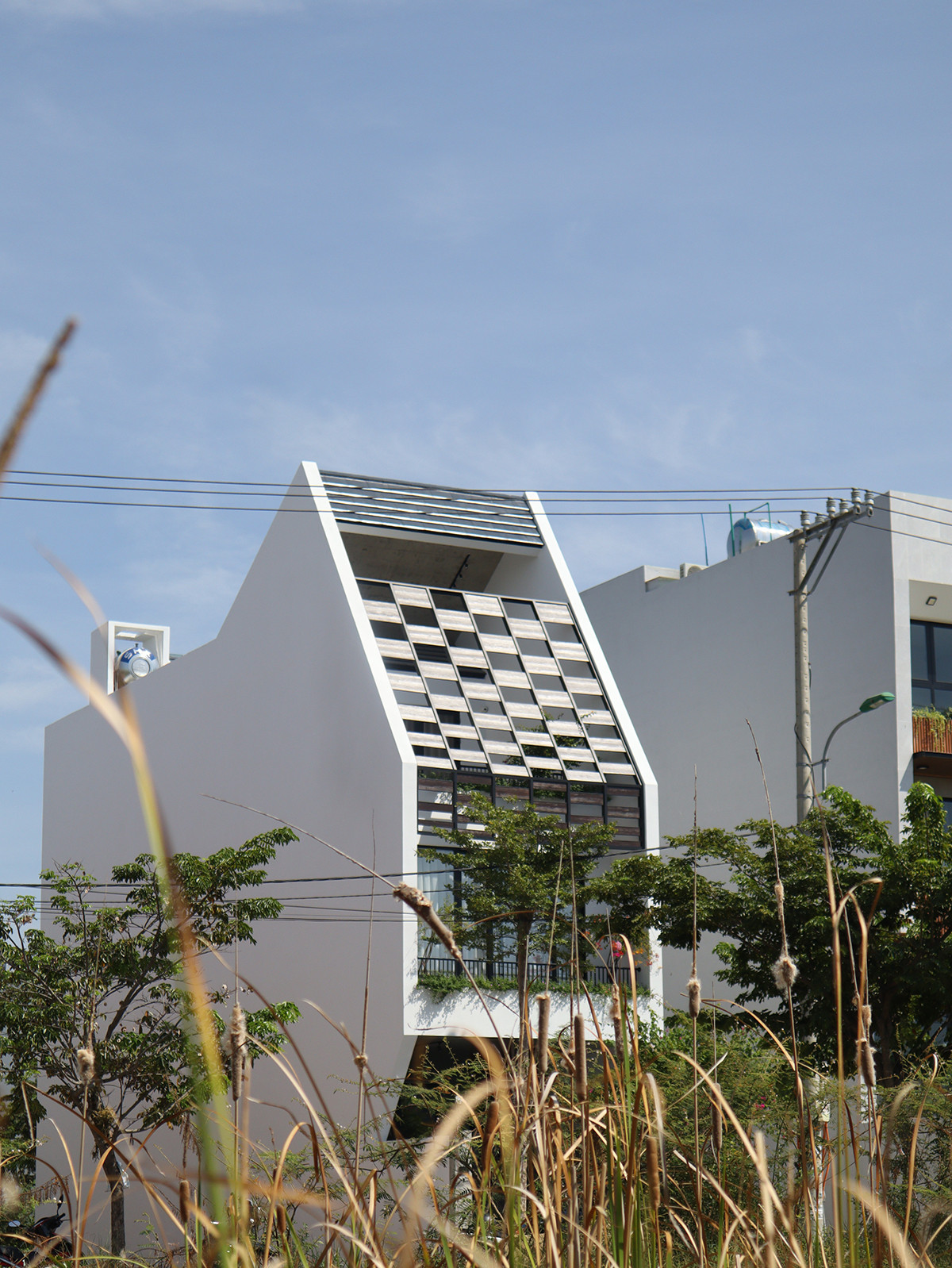 Hệ mái vừa mang lại vẻ đẹp độc đáo, vừa giúp đón được nhiều ánh sáng và gió trời. Ngoài ra còn giúp giảm bức xạ nhiệt cũng như tác động của những trận mưa nặng hạt của miền Trung.