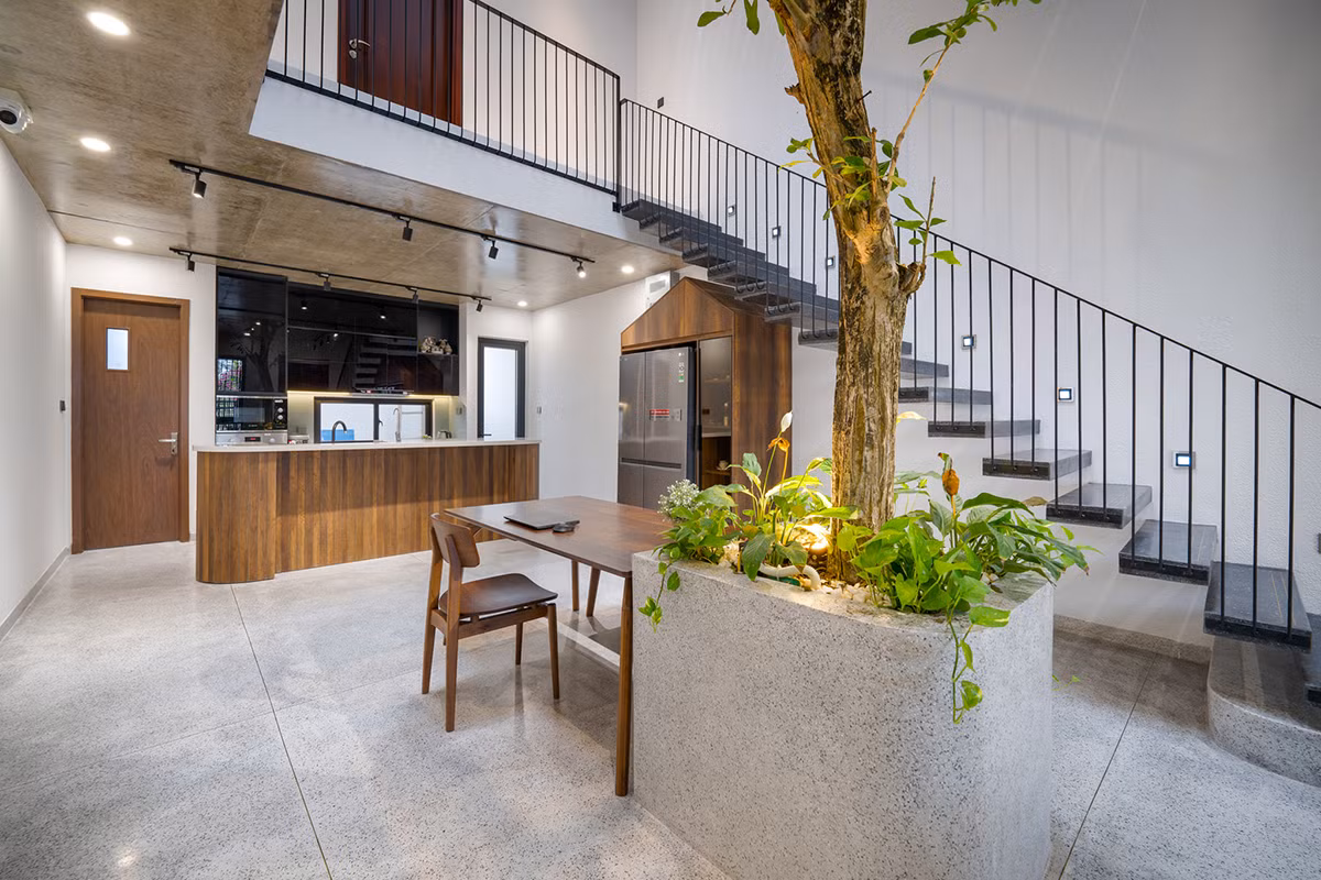 Nhà không có phòng sinh hoạt chung. Hầu hết mọi hoạt động của gia đình đều được diễn ra ở khu vực bàn ăn.