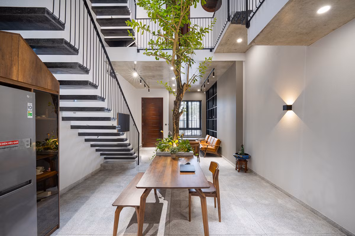 Gia chủ muốn bữa cơm diễn ra giữa khung cảnh tự nhiên có bóng cây xanh mát. Vì vậy, kiến trúc sư đã bố trí một hệ tiểu cảnh cây xanh tại đây.