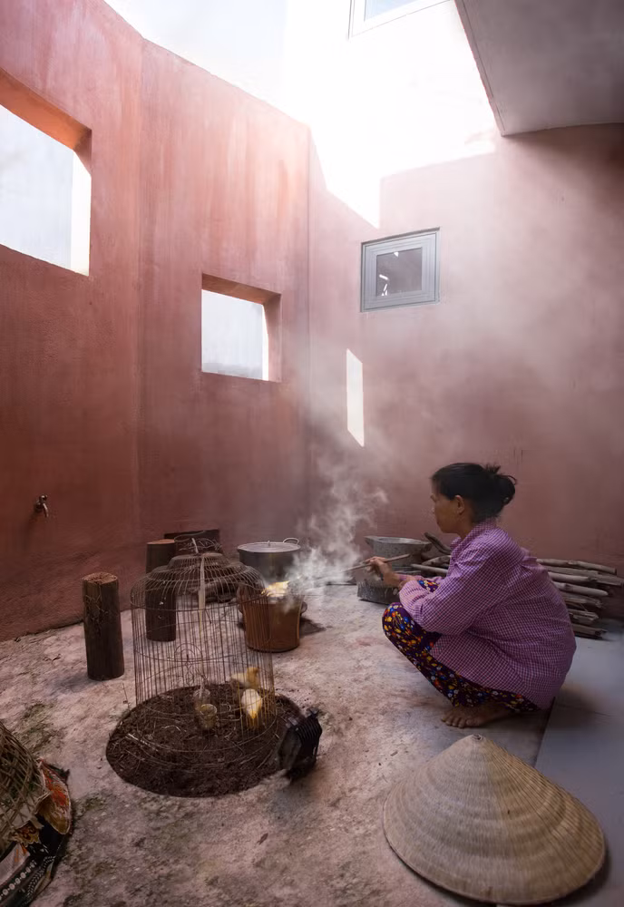 Sân giữa được tận dụng làm không gian cọ rửa, đun nấu, nuôi gà. Nguồn ảnh: TAA DESIGN