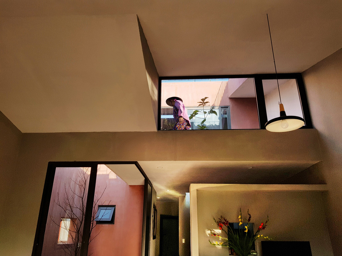 Tầng lửng gồm phòng thờ và phòng ngủ nhỏ.