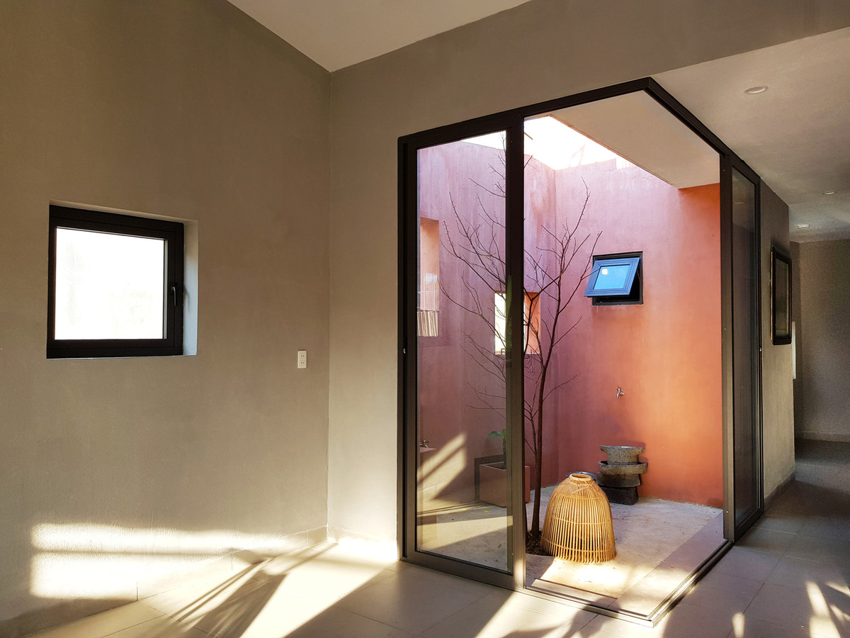 Bên trong tầng trệt lần lượt là khoảng sân trước, hiên nhà, phòng khách, bếp và phòng ăn, sân giữa, toilet, kho trữ thóc, phòng ngủ lớn, sân sau.