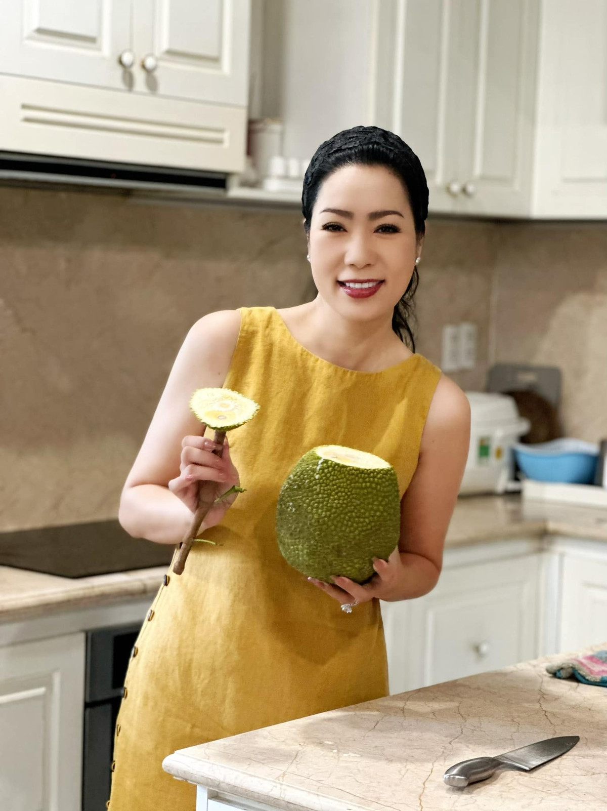 Nghệ sĩ Trịnh Kim Chi trồng từ khi cây còn nhỏ xíu, chiều cao cỡ 2 gang tay, đến nay cây đã cao khoảng 2 mét.