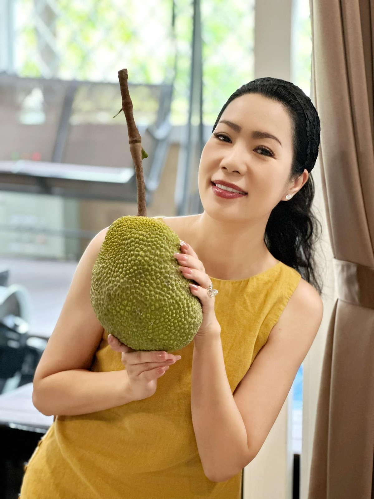 Mới đây, Á hậu Trịnh Kim Chi khoe thành quả trồng trọt là trái mít sau 3 năm chăm sóc.