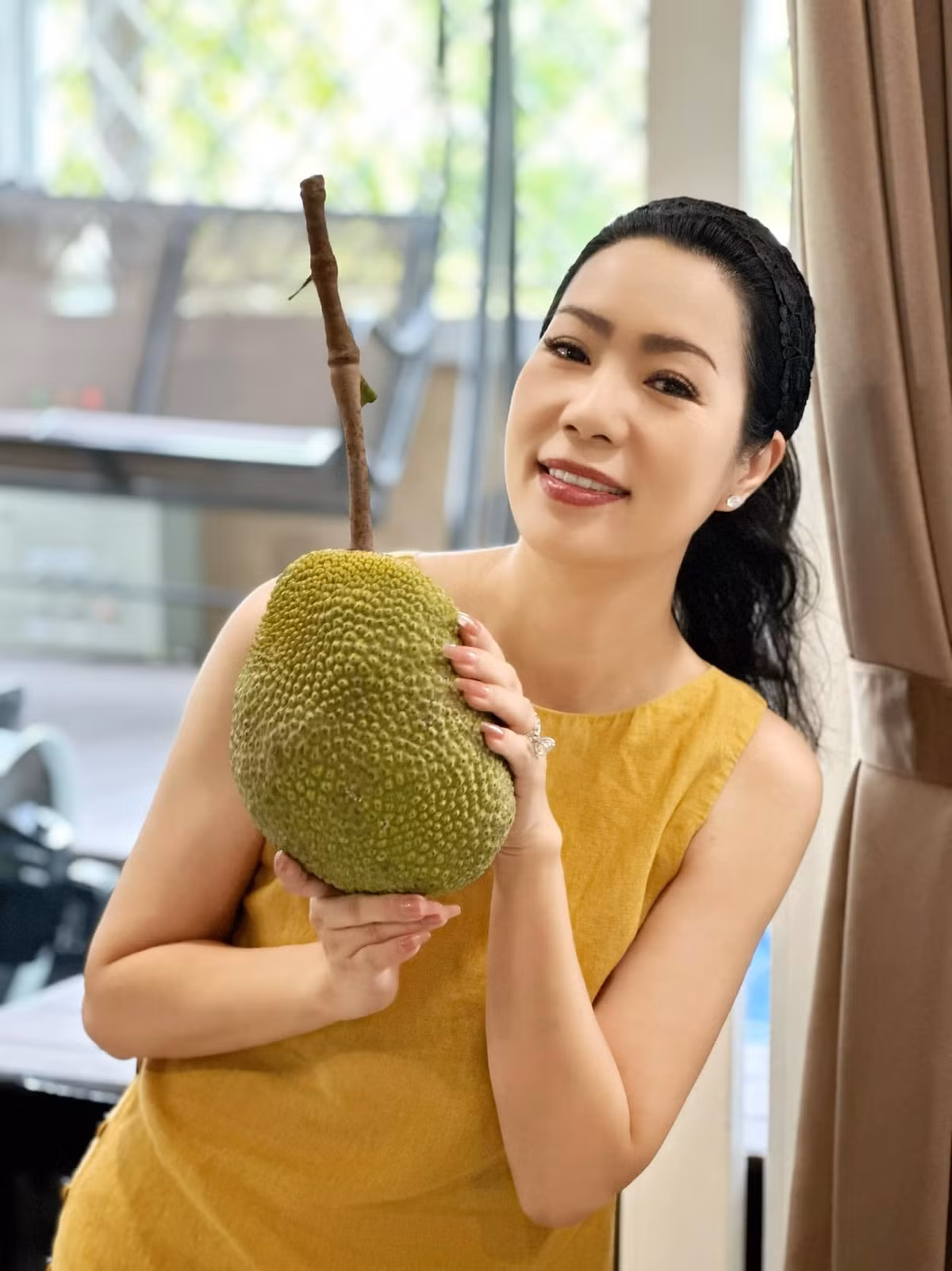 Mới đây, Á hậu Trịnh Kim Chi khoe thành quả trồng trọt là trái mít sau 3 năm chăm sóc.