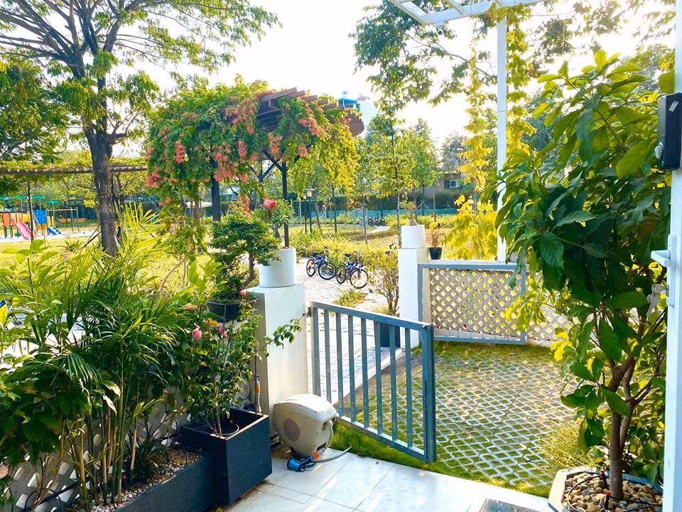 Bên cạnh sự nghiệp, Á hậu - NSƯT Trịnh Kim Chi còn được khán giả ngưỡng mộ bởi cuộc sống hạnh phúc bên chồng con. Nữ nghệ sĩ và gia đình đang sống trong căn biệt thự rộng 200 m2 tại quận 7, giá trị ước tính khoảng 10 tỷ đồng.