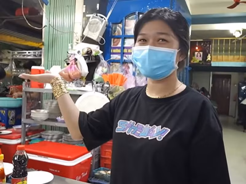 Nhiều người để ý còn choáng khi một số nhân viên của quán ốc cũng đeo vàng đầy tay và tai. Ảnh: Facebook