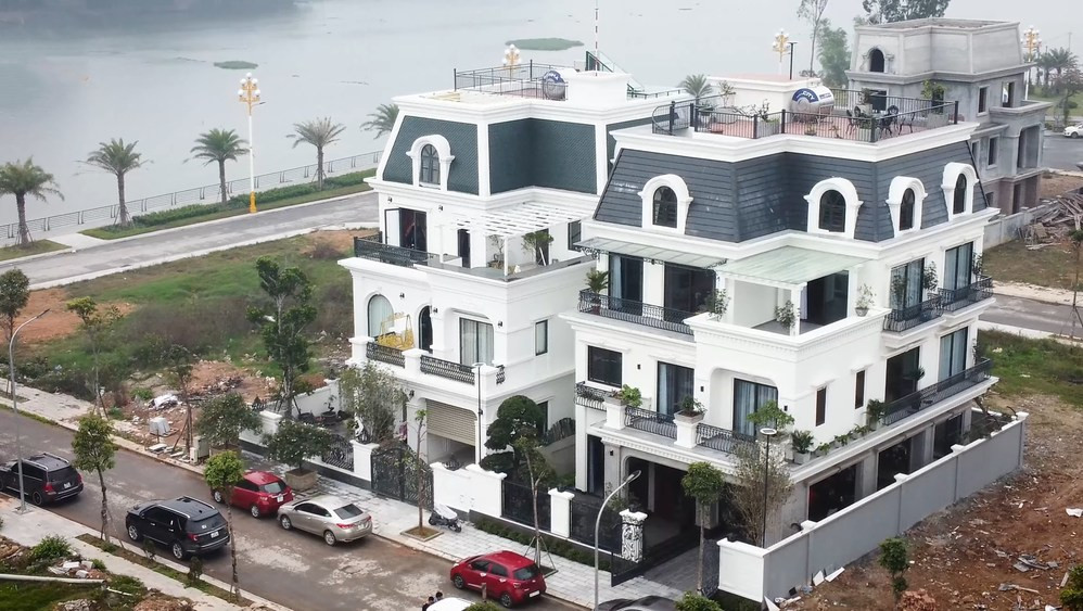 Cách đây ít ngày, kênh YouTue NhaTo giới thiệu một căn biệt thự sang trọng giữa trung tâm thành phố Vĩnh Yên, tỉnh Vĩnh Phúc. Đáng chú ý, chủ nhân của căn biệt thự này là một cậu bé học lớp 9.