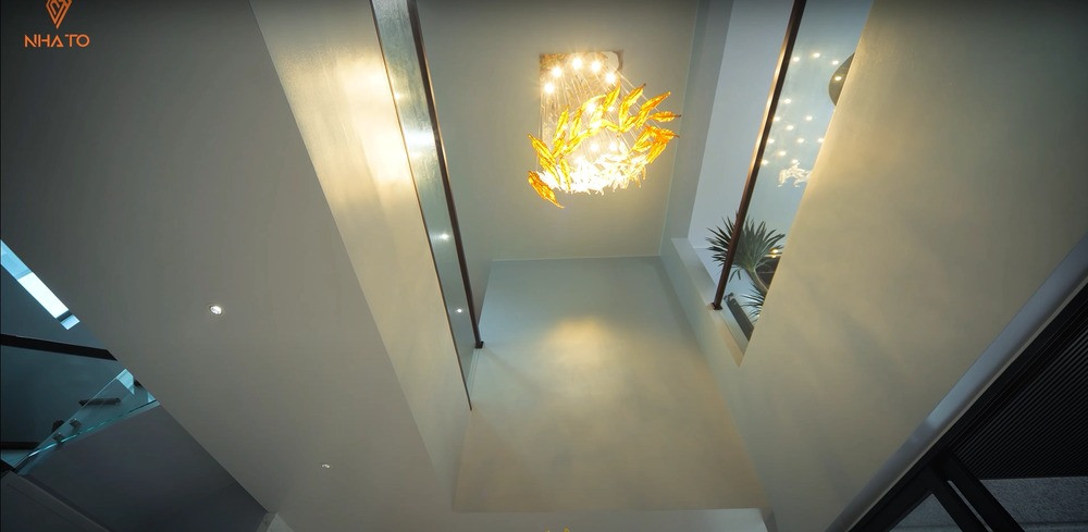 Để không gian trong nhà lấy được nhiều ánh sáng hơn, vị gia chủ 15 tuổi thay đổi bản gốc sang thiết kế biệt thự thông tầng là điểm giao thoa chính, tạo không gian mở với một tầm nhìn có góc rộng thông thoáng, sáng sủa, tiện quan sát.