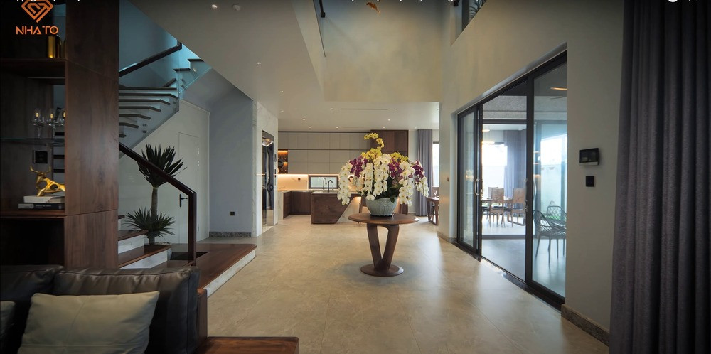 Trong nhà sử dụng kính cường lực kết hợp rèm cửa để ngăn cách không gian, giúp tầm nhìn không bị che khuất.