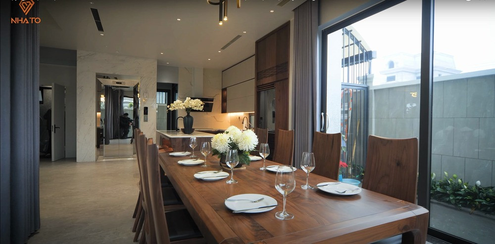 Nhờ vậy, dù ở trong nhà nhưng gia chủ vẫn có thể quan sát sân vườn bên ngoài, cảm nhận được không gian thiên nhiên thơ mộng.