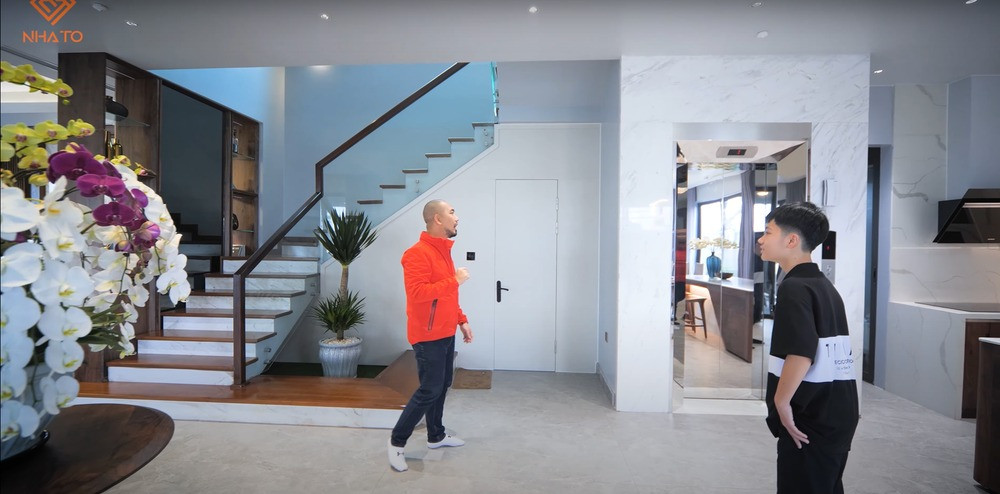 Nếu như bản gốc là cầu thang chạy quanh thang máy, gia chủ quyết định tách riêng thang máy bên cạnh thang bộ. Khi đó cả hai được bố trí ở giữa nhà, điểm đến của thang máy và thang bộ ở mỗi tầng sẽ nằm giữa 2 phòng, tạo được sự cân đối.