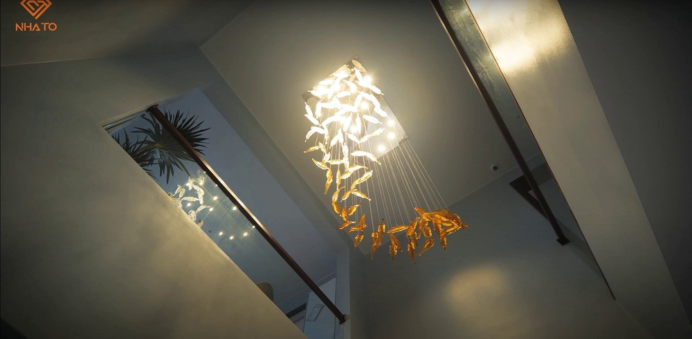 Nổi bật nhất là bộ đèn chùm được làm hoàn toàn từ pha lê, treo chính giữa ngôi nhà, mô phỏng theo hình ảnh luồng lông vũ lượn sóng, trị giá tới 1 tỷ đồng.