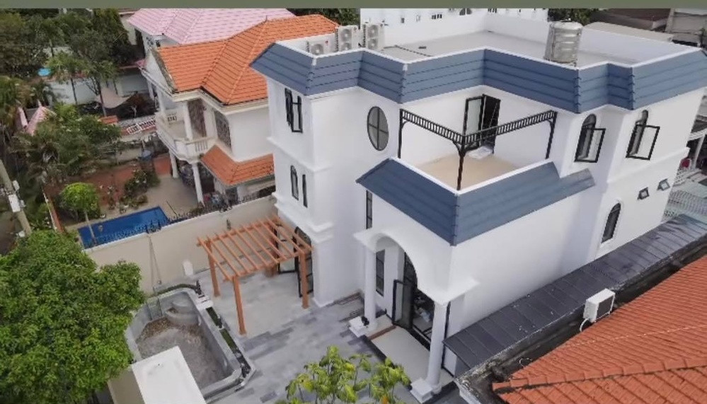 Biệt thự của Lệ Quyên hoàn thành năm 2021, có tông màu trắng làm chủ đạo.