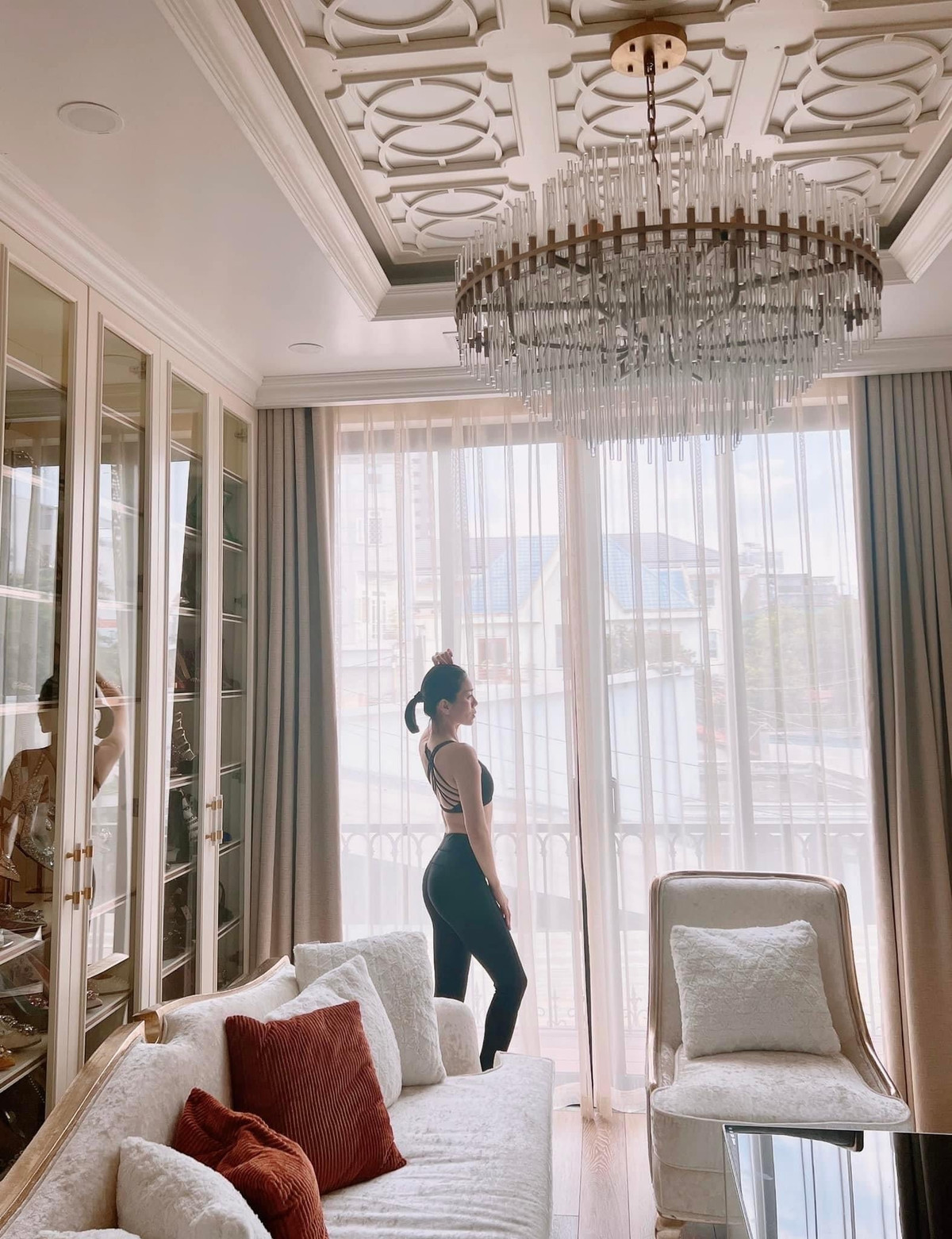 Do thiết kế mở, cơ ngơi của Lệ Quyên luôn ngập tràn ánh sáng.