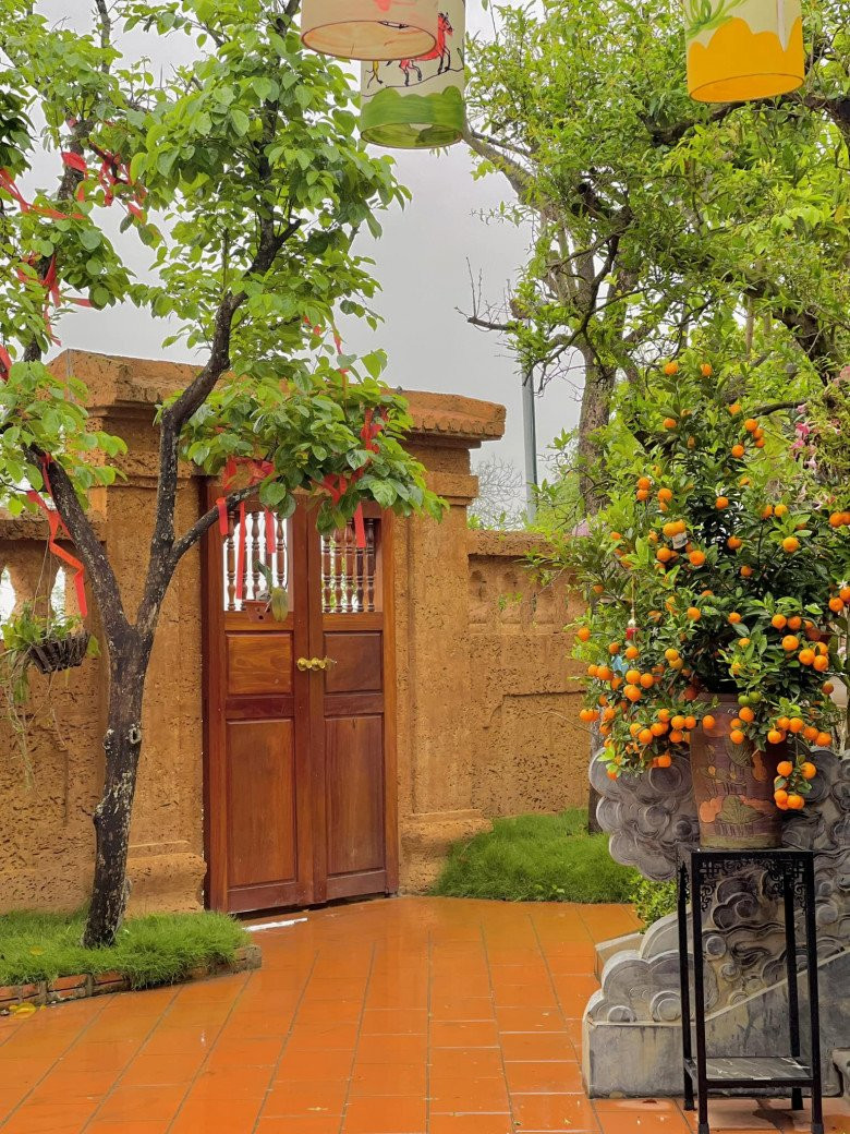 Theo chia sẻ, nam nghệ sĩ trồng cây mơ ở ngay đầu cổng.