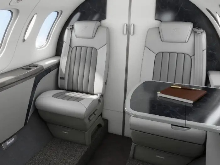 Elite II có thể chứa tối đa 5 hành khách và hai phi công, với hai bộ ghế xoay và bàn có thể xếp gọn trong cabin chính....