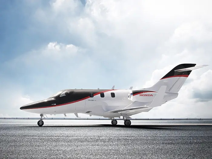 HondaJet Elite II cũng được trang bị hệ thống điện tử hàng không Garmin G3000, tích hợp trực tiếp vào bộ điều khiển chuyến bay, nâng khả năng của máy bay lên một tầm cao mới.