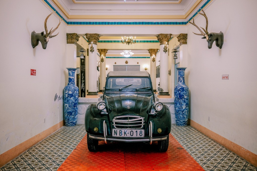 Chiếc xe hơi được ông Trần Trinh Trạch mua năm 1930 tại Sài Gòn để đón con trai là Công tử Bạc Liêu đi du học Pháp trở về vẫn còn lưu giữ đến ngày nay. Ảnh: Dân trí
