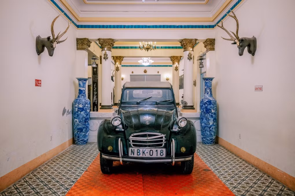 Chiếc xe hơi được ông Trần Trinh Trạch mua năm 1930 tại Sài Gòn để đón con trai là Công tử Bạc Liêu đi du học Pháp trở về vẫn còn lưu giữ đến ngày nay. Ảnh: Dân trí