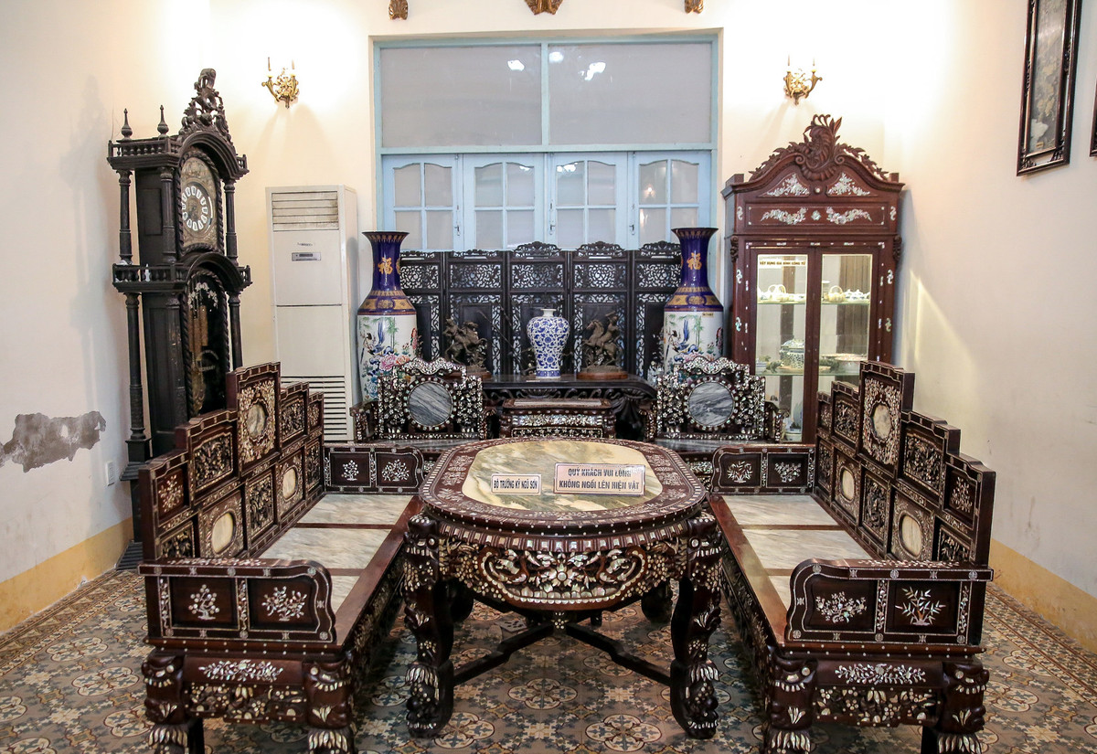 Tầng một gồm 2 phòng ngủ, phòng khách cùng hai đại sảnh rộng. Phòng khách nổi bật với bộ trường kỷ ngũ sơn. Ảnh: Thamhiemmekong