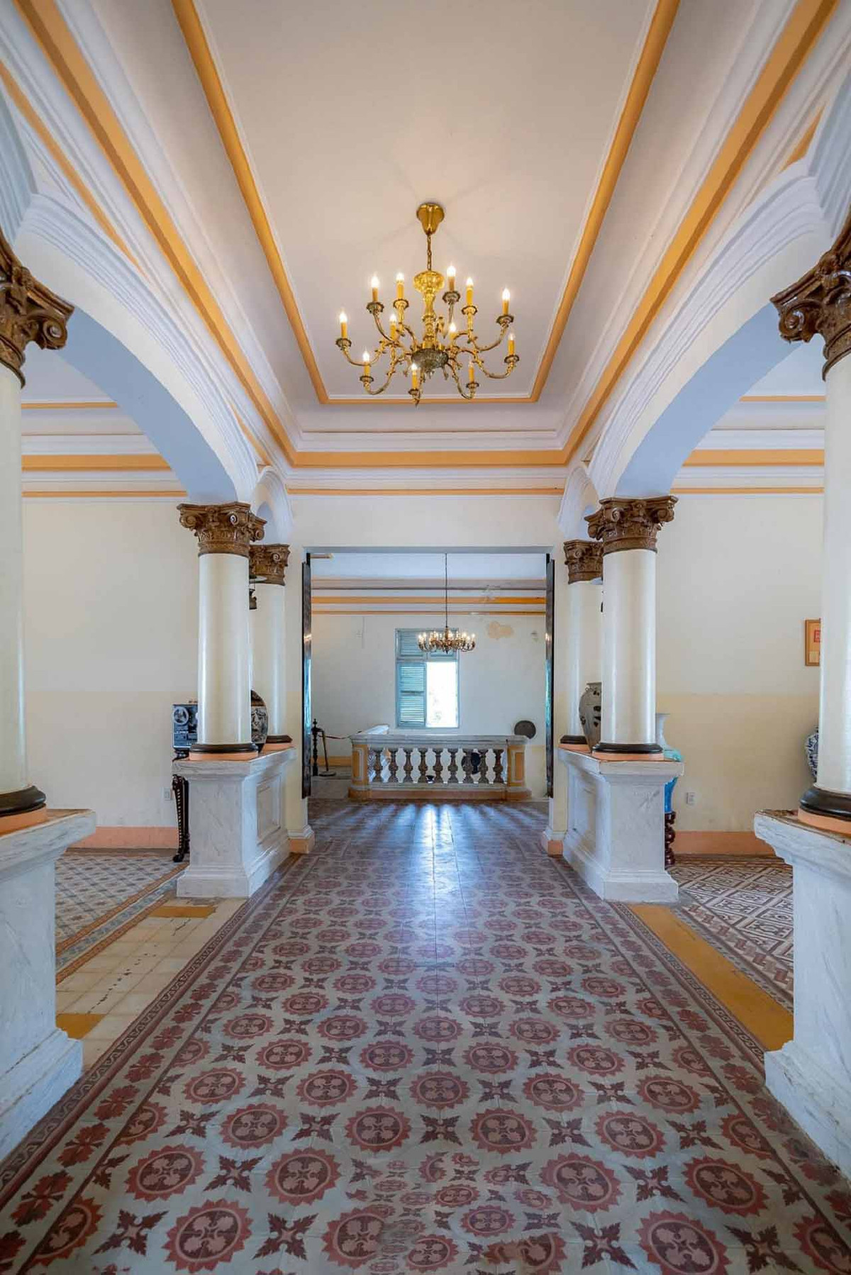 Mỗi cây cột trong nhà đều được trang trí hoa văn đẹp mắt. Ảnh: Nucuoimekong