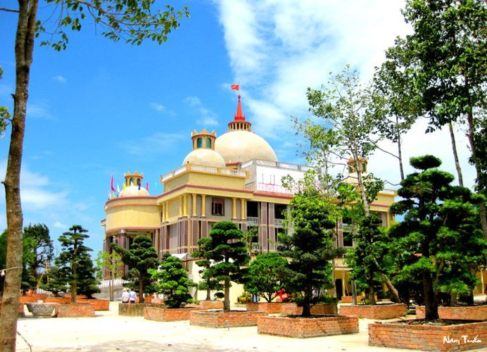 Trước khi vướng vòng lao lý, ông Trầm Bê là một đại gia có ảnh hưởng lớn trong giới ngân hàng và bất động sản. Nhiều người biết đến ông qua căn biệt thự lộng lẫy như lâu đài ở xã Hàm Giang, huyện Trà Cú, tỉnh Trà Vinh. Ảnh: ĐSPL