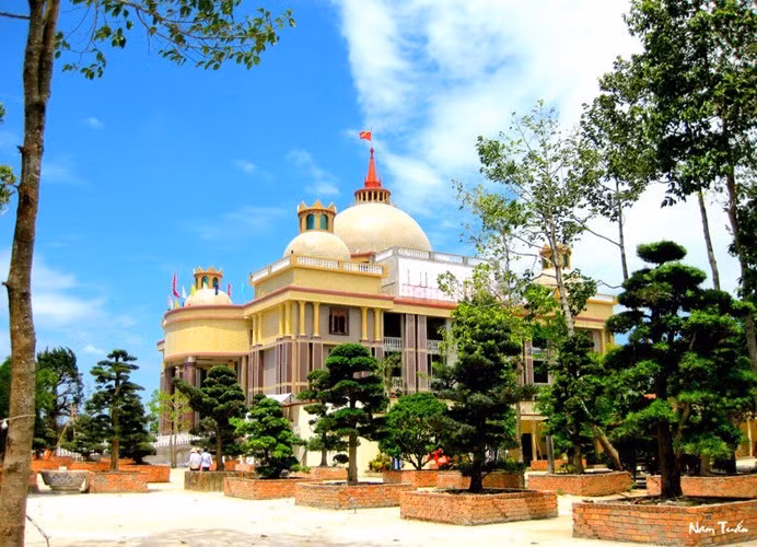 Trước khi vướng vòng lao lý, ông Trầm Bê là một đại gia có ảnh hưởng lớn trong giới ngân hàng và bất động sản. Nhiều người biết đến ông qua căn biệt thự lộng lẫy như lâu đài ở xã Hàm Giang, huyện Trà Cú, tỉnh Trà Vinh. Ảnh: ĐSPL