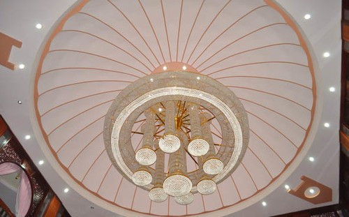 Bên trong căn biệt thự nổi bật với chiếc đèn chùm lớn có đường kính rộng gần 10m, trị giá hàng tỷ đồng. Ảnh: Trithuctre