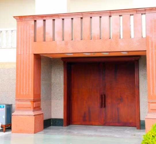 Cửa chính bằng gỗ bề thế. Ảnh: ĐSPL