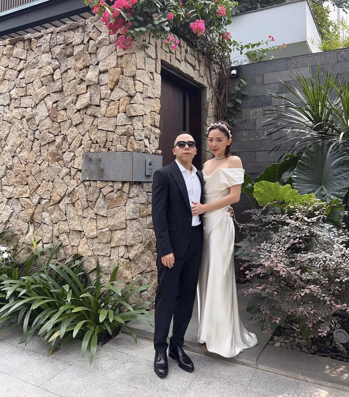 Không chỉ sở hữu đồ hiệu, thường xuyên du lịch sang chảnh, vợ chồng Tóc Tiên - Hoàng Touliver sở hữu căn biệt thự bề thế ở Quận 2, TP HCM.