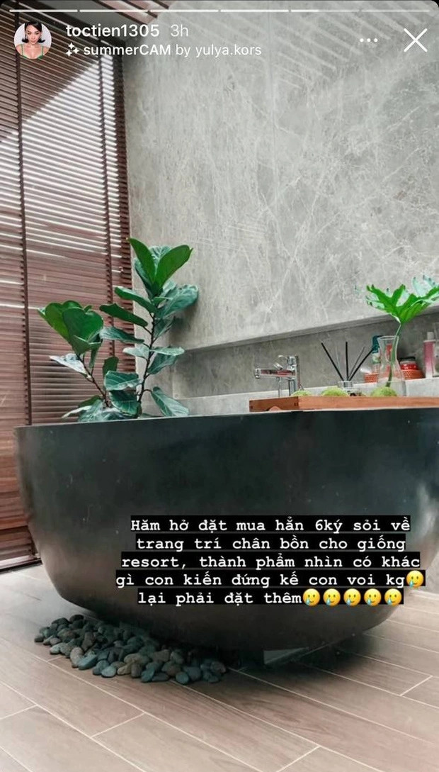 Phòng tắm được Tóc Tiên trang trí chẳng khác resort. Nguồn ảnh: FBNV