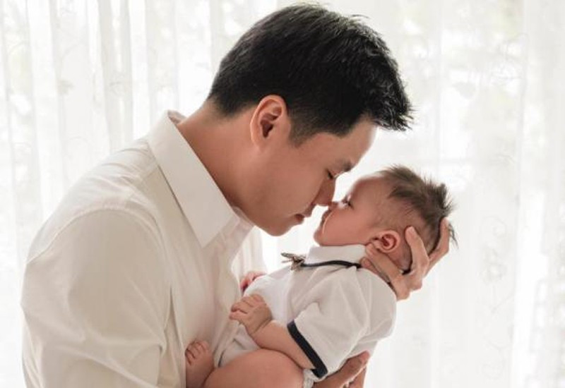 Phan Thành hạnh phúc bên con trai. Ảnh: FBNV