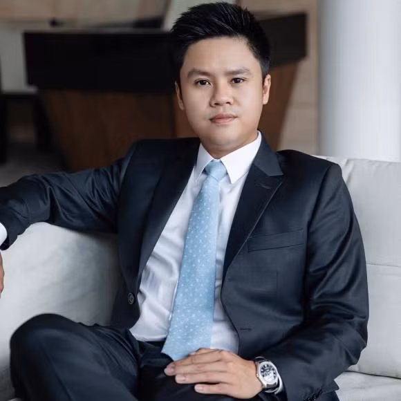 Phan Thành từng theo học Thạc sĩ Quản trị kinh doanh tại Mỹ. Chàng thiếu gia này sở hữu một công ty riêng với mặt hàng kinh doanh chính là dầu nhờn nhập khẩu và các loại phụ gia xuất khẩu. Ảnh: FBNV