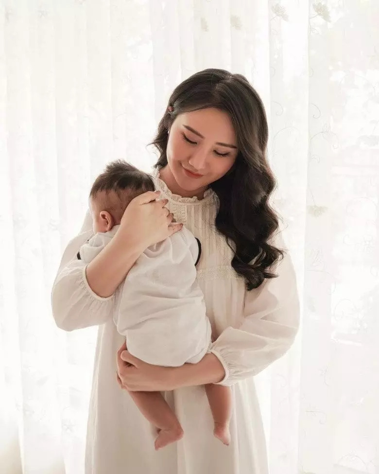 Primmy Trương từng khoe ảnh ông xã đích thân làm thợ tóc để cắt cho quý tử. Ảnh: FBNV