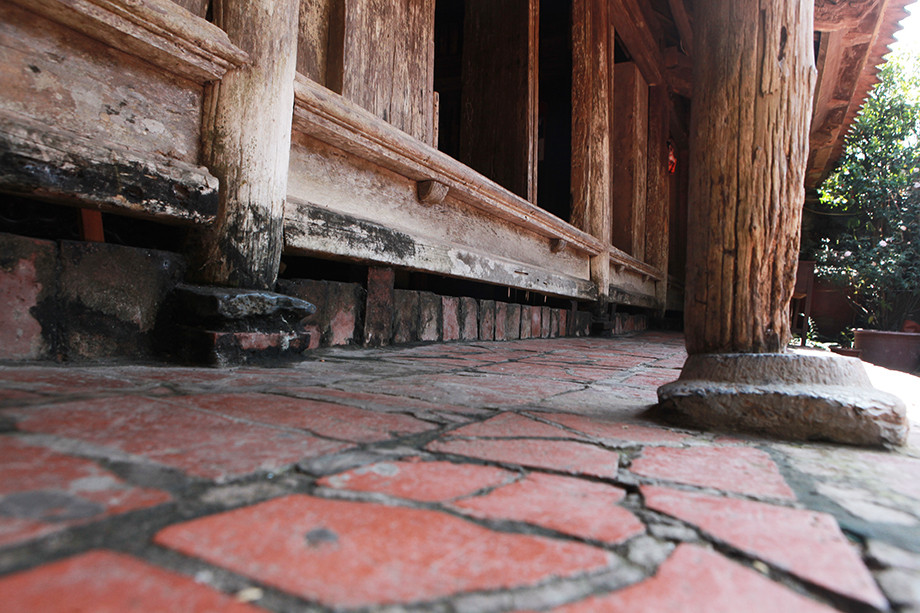 Dưới chân cột là tấm phiến đá màu xanh. Ảnh: Dân Việt