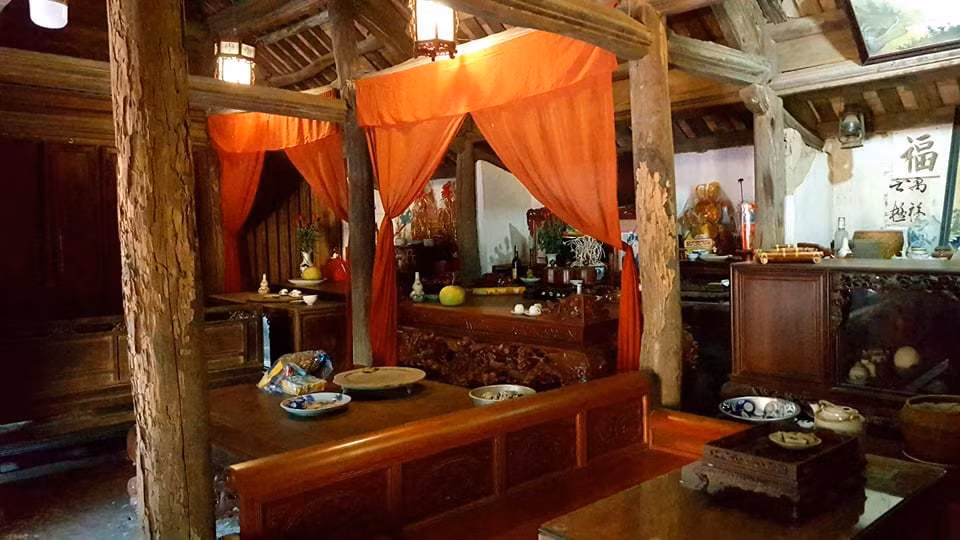 Trong nhà có tới 30 cột chống. Ảnh: Vietnamnet