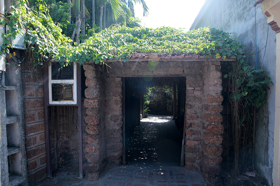 Ngôi nhà có diện tích 100m2 này được xây dựng từ năm 1649. Cổng xây bằng đá ong. Ảnh: Dân Việt