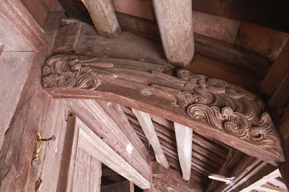 Trên cột kèo của nhà cổ được chạm khắc hoa văn tỉ mỉ. Ảnh: Dân Việt