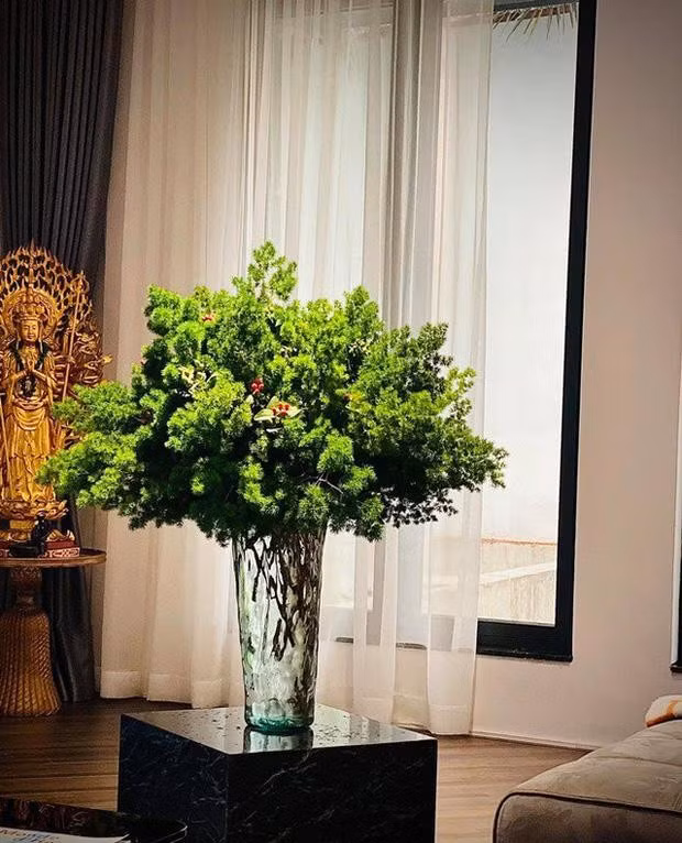 MC Ngọc Trinh có sở thích cắm hoa hay cắm cành lá để tô điểm cho không gian sống.