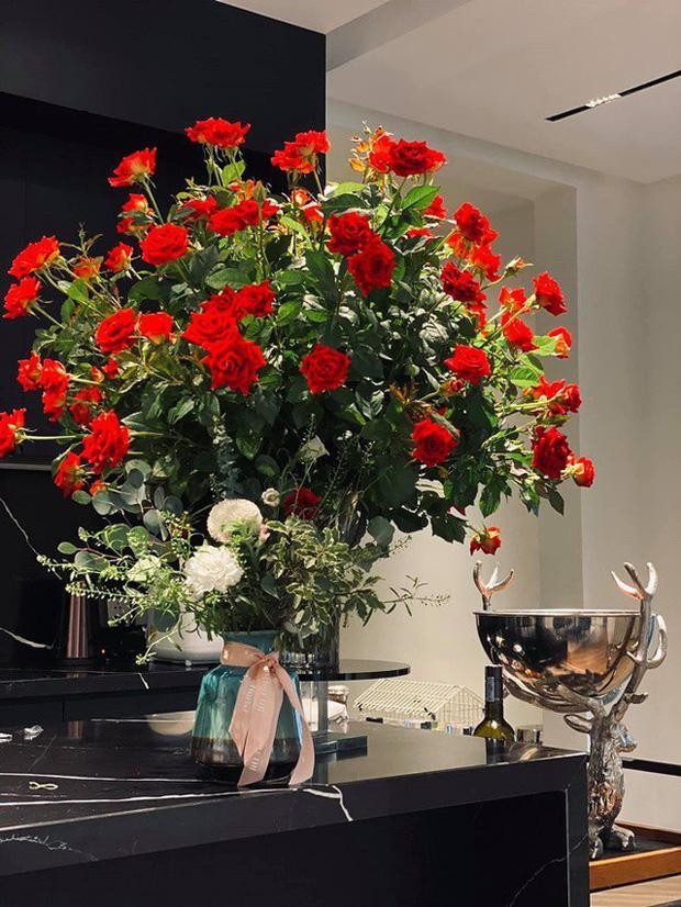 Rất nhiều các loại hoa được nữ MC bày trí trong nhà.