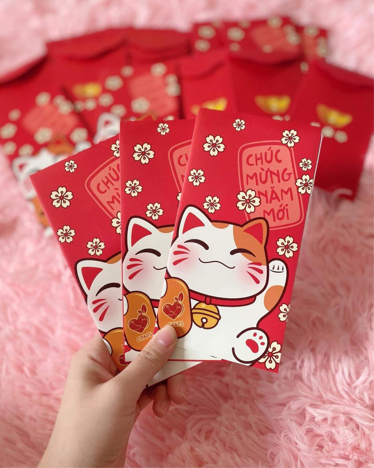 Mỗi dịp Tết đến, phong bao lì xì trở thành mặt hàng không thể thiếu trên thị trường. Đáp ứng nhu cầu của khách hàng năm nay, các phong bao lì xì có hoạt tiết mèo chiếm chủ đạo. Ảnh: Facebook