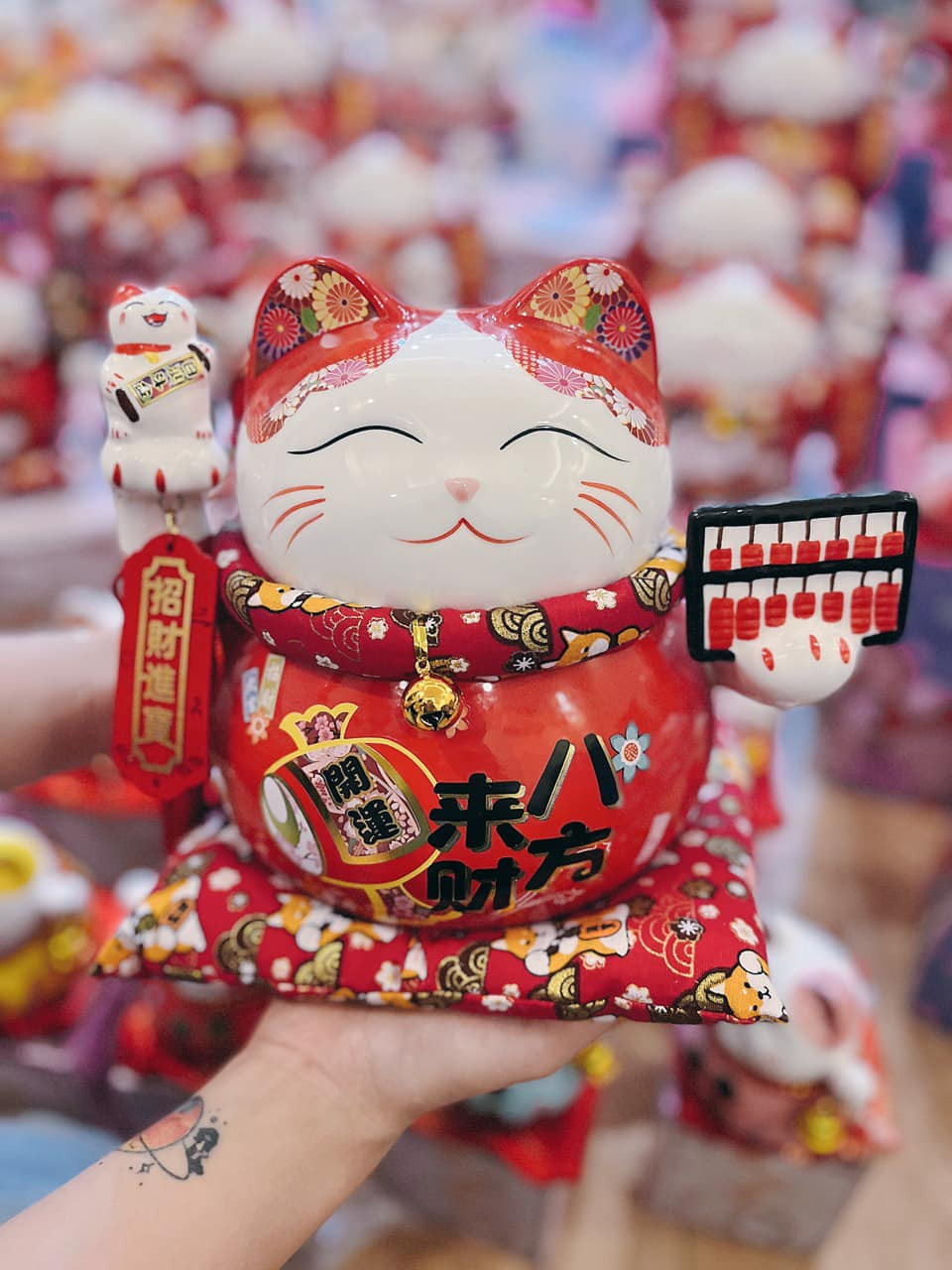 Giá của những chú mèo này cũng đa dạng, từ vài chục nghìn cho đến cả triệu đồng/sản phẩm, phù hợp với túi tiền của nhiều khách hàng.