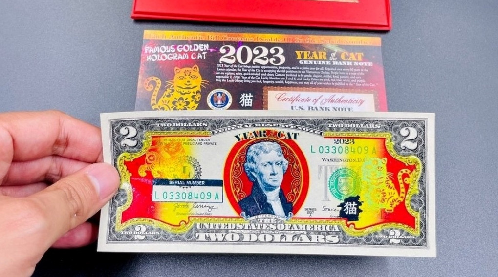 Tờ 2 USD in hình mèo mạ vàng cũng hút khách với mức giá dao động từ 70.000-180.000 đồng (tùy số seri). Ảnh: Facebook